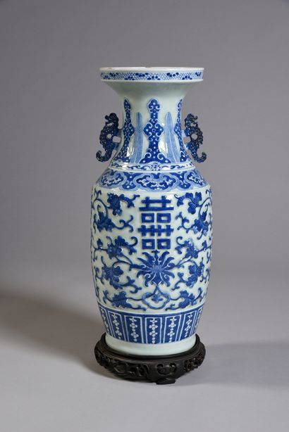 CHINE Important vase balustre en porcelaine à décor en relief blanc et bleu de fleurs...