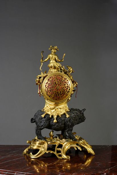 null Important boar clock in patinated bronze, gilt bronze.
Gilt bronze base decorated...