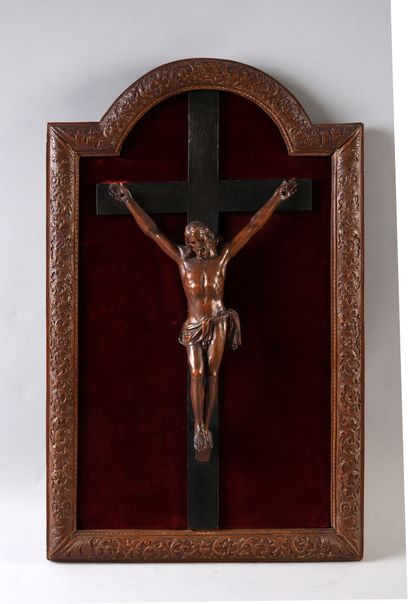 null Tableau crucifix avec encadrement à ressaut en bois dit de Sainte-Lucie sculpté...