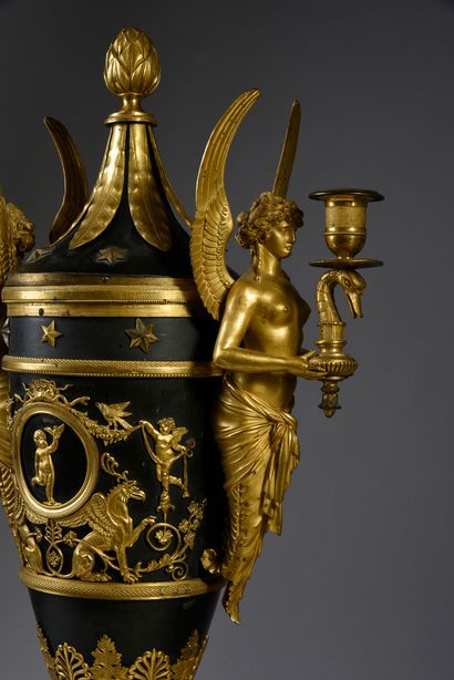 null Magnifique pendule «vase», toutes faces en bronze patiné et doré, flanqué de...