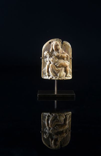 null Plaque de baiser de paix en ivoire sculpté en fort relief représentant une Pietà.
Italie,...