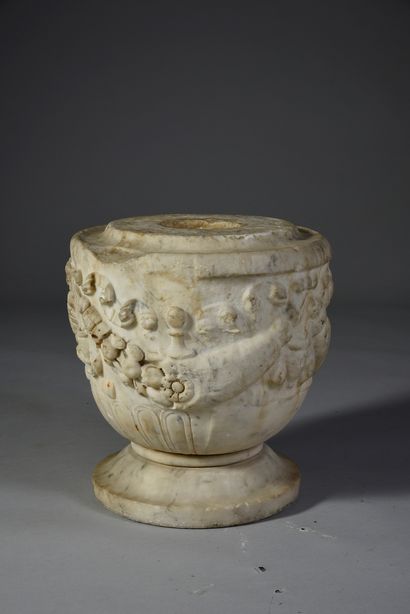 null Partie inférieur d'une colonne en forme de vase en marbre sculpté à décor de...