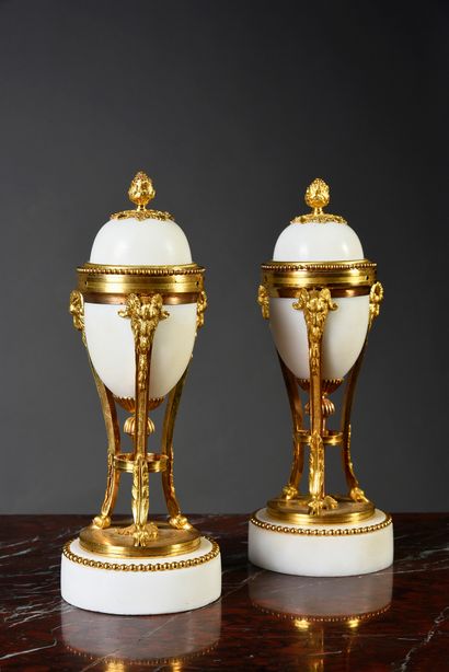 null Pair of cassolettes in chased and gilt bronze and white marble.
Circular base...