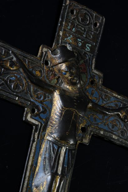 null Croix avec Christ en cuivre champlevé, émaillé et doré, émaux bleu, rouge, vert...