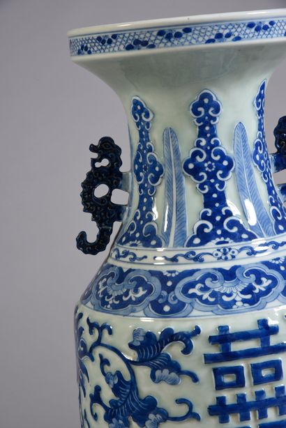 CHINE Important vase balustre en porcelaine à décor en relief blanc et bleu de fleurs...