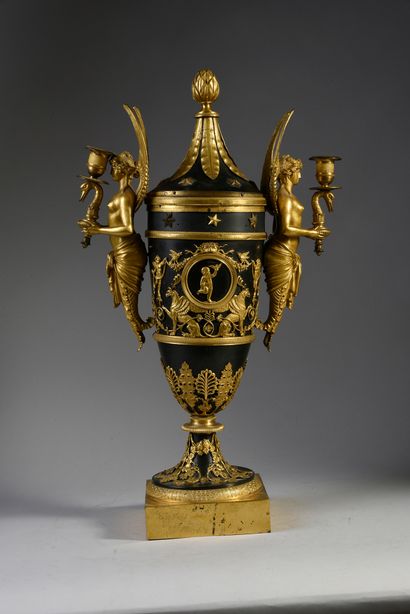 null Magnificent clock "vase", all faces in patinated and gilded bronze, flanked...