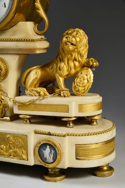 null Pendule dite aux lions en marbre blanc et bronze ciselé et doré, deux lions...