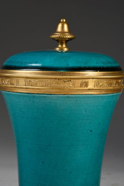 null Pot couvert en céramique à glaçure turquoise, monture en bronze ciselé et doré...