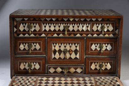 null Cabinet ottoman en bois fruitier finement marqueté de nacre, d'écailles de tortue...