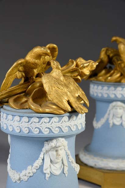 null Pair of trophies in chased and gilt bronze decorated with couples of doves,...