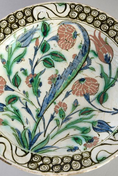 null Grand plat en céramique ottomane, Iznik à décor de tulipes et feuilles de saz.
XVIIe...