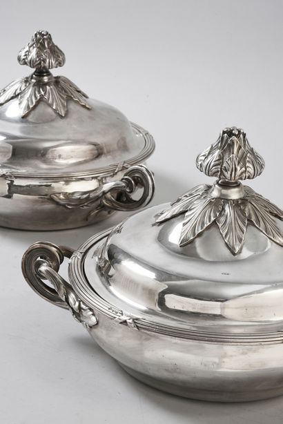 ODIOT à Paris Pair of 925e silver covered vegetable dishes, the body slightly swollen,...
