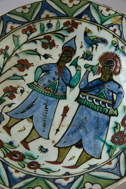 null Rare plat ottoman en céramique d'Iznik à décor de deux danseurs dans des encadrements...