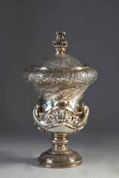 null Important vase couvert en argent ciselé et gravé. Piédouche à décor de frise...