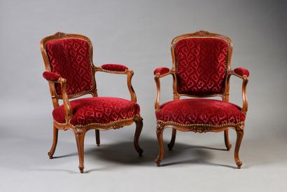 null Pair of cabriolet armchairs in molded and carved wood.
Cambered legs with flowery...