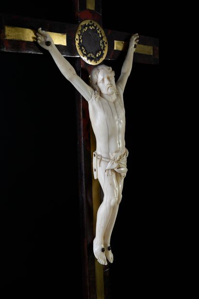 null Crucifix avec croix en marqueterie d'écaille et de laiton découpé en contrepartie,...
