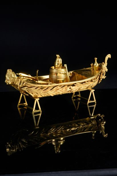 null Paire d'encriers en bronze ciselé et doré en forme de barque. Tous deux équipés...