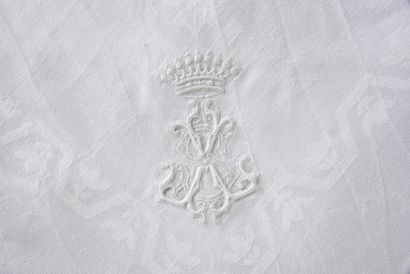 null Tablecloth and two damask napkins, count's crown, circa 1910-20.
In linen damask...