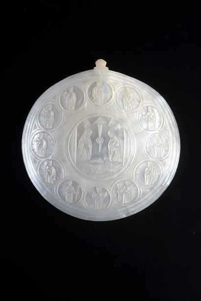 null Mother-of-pearl shell engraved in high relief with a scene of the Nativity in...
