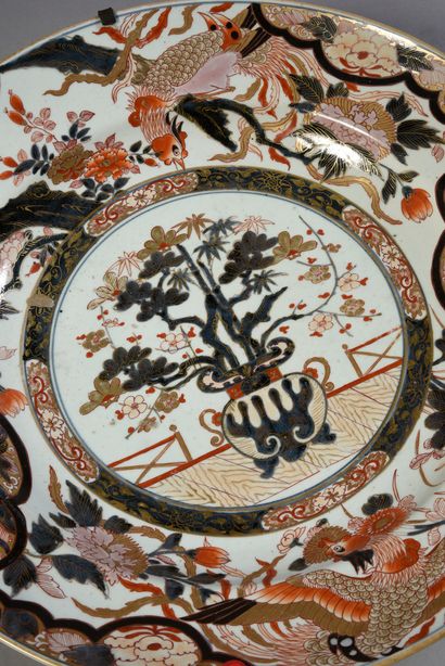 JAPON Important plat creux en porcelaine à décor dit Imari bleu rouge rose et or,...