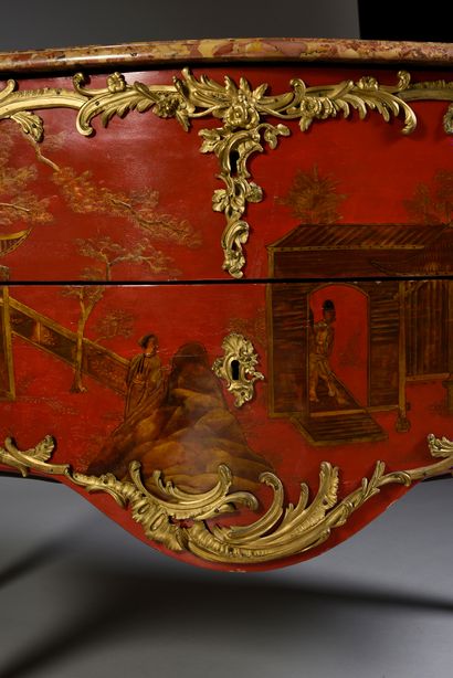 null Chest of drawers in red lacquer decorated with animated Chinese landscapes.
Legs...