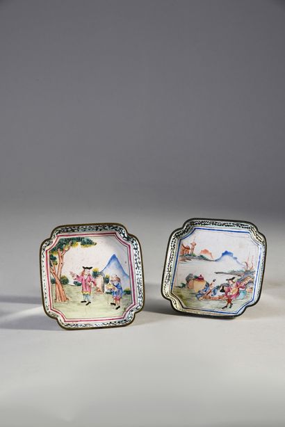 null Pair of Canton enamel dishes, rectangular in shape with poly-lobed contours,...