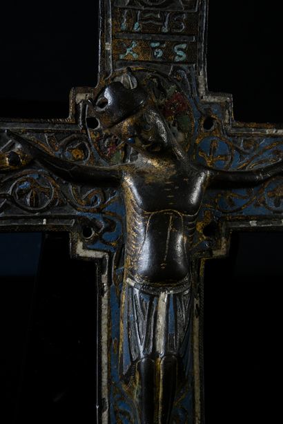 null Croix avec Christ en cuivre champlevé, émaillé et doré, émaux bleu, rouge, vert...