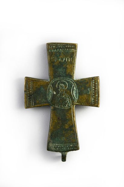 null Élément de croix-pectorale, encolpion en bronze gravé d'un buste de saint Georges...