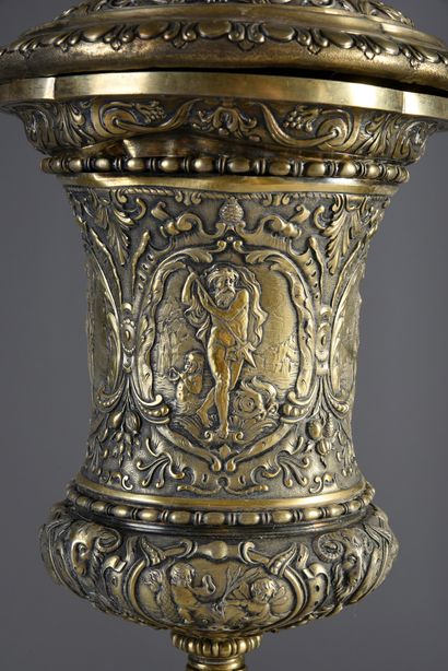 null Important cup in chased and embossed vermeil.
Pedestal decorated with the four...