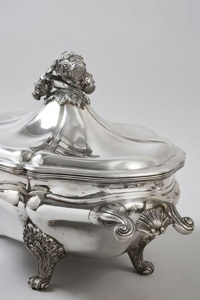 LUIS SANZ à Madrid Important silver tureen resting on four feet with leafy scrolls,...