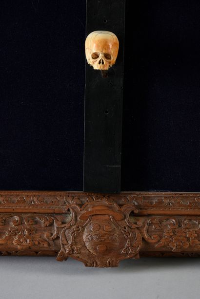 null 
Tableau crucifix avec encadrement à ressaut en bois dit de Sainte-Lucie sculpté...