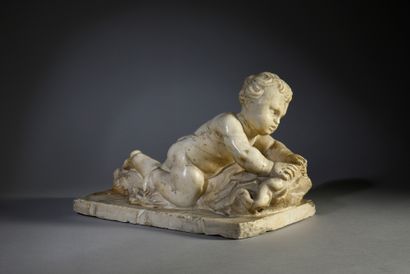 null Hercule enfant en marbre sculpté en ronde-bosse sur une base en stuc. Allongé...