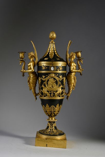 null Magnifique pendule «vase», toutes faces en bronze patiné et doré, flanqué de...