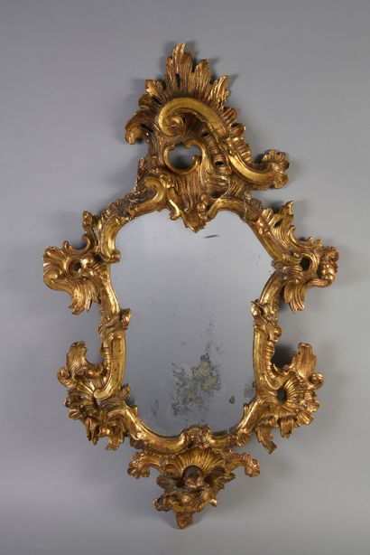 null Miroir rocaille en bois sculpté et doré.
Travail Italien du milieu du XVIIIe...