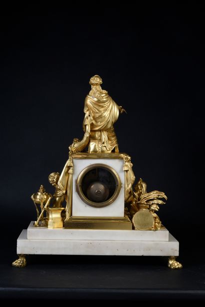 Maison SORMANI Pendule en bronze ciselé et doré et marbre blanc figurant l'allégorie...