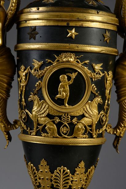 null Magnificent clock "vase", all faces in patinated and gilded bronze, flanked...
