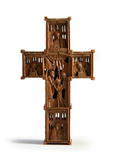 null Croix en bois sculpté à claire voie représentant la Crucifixion entourée des...