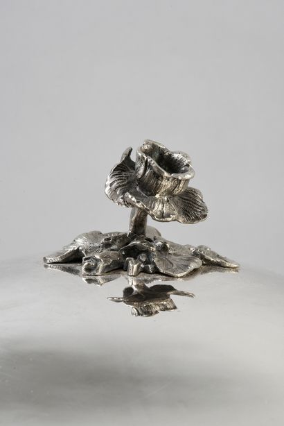 null Exceptional covered tureen in silver plated metal, it rests on a plain pedestal,...