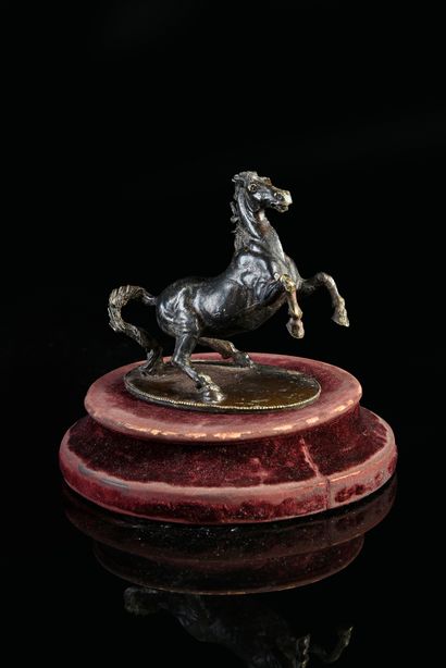 null Cheval cabré en bronze à patine noire ; terrasse à bords perlés.
Italie, XVIIe...