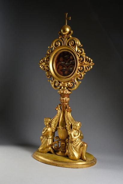 null Reliquaire en bois doré contenant sous verre, dans un médaillon, diverses reliques...