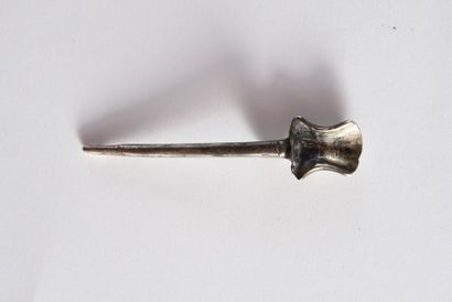 null Silver blush spoon.
Gallo-Roman period, 3rd century L. : 6,5 cm
On a presentation...