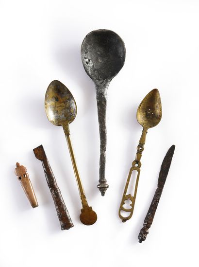 null Lot composed of three spoons in lead and brass
16th/17th century L. : 16 - 17,5...