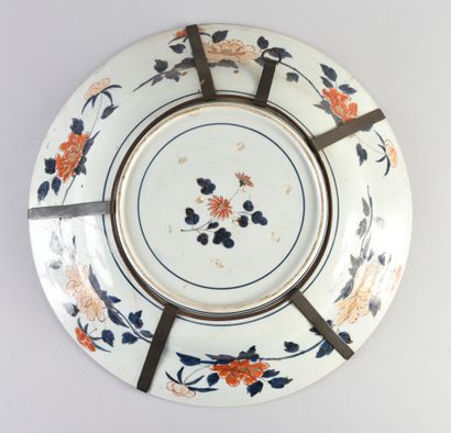 CHINE Grand plat creux en porcelaine à décor dit Imari bleu rouge et or à décor d'un...
