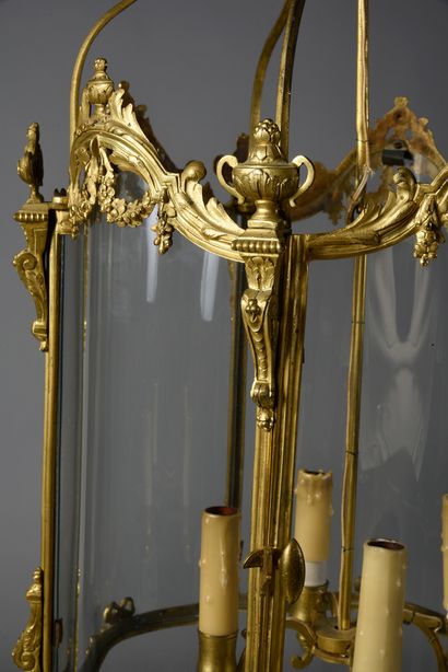 null Beautiful lantern in chased and gilded bronze, decorated with acanthus leaves,...