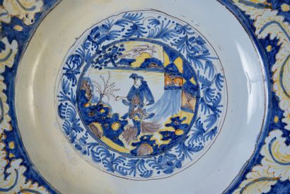 null Grand plat en faïence de Nevers du XVIIe siècle A décor bleu, ocre, jaune et...