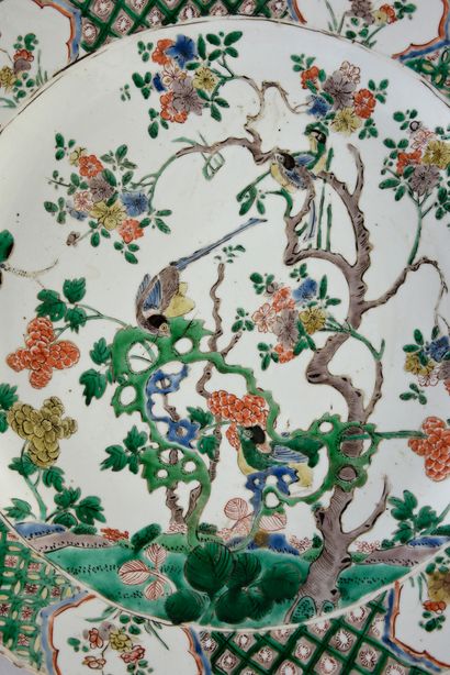 CHINE Round dish with light contours in porcelain with enamels of the green family...