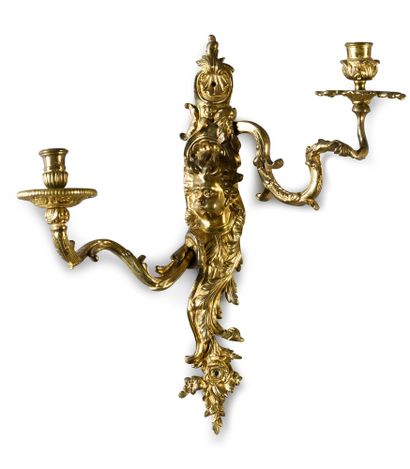 null Paire d'appliques en bronze ciselé et doré.
Modèle au souffleur.
Deux bras de...