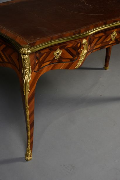 null Veneer desk and marquetry of rosewood and satinwood.
Cambered legs with falls,...