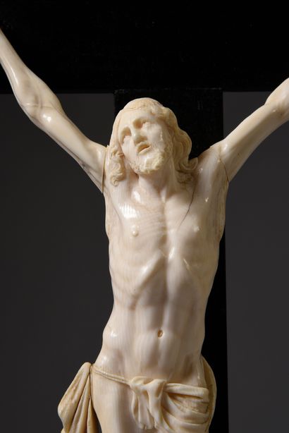 null Crucifix avec Christ en ivoire, titulus et ossements et croix en bois noirci...