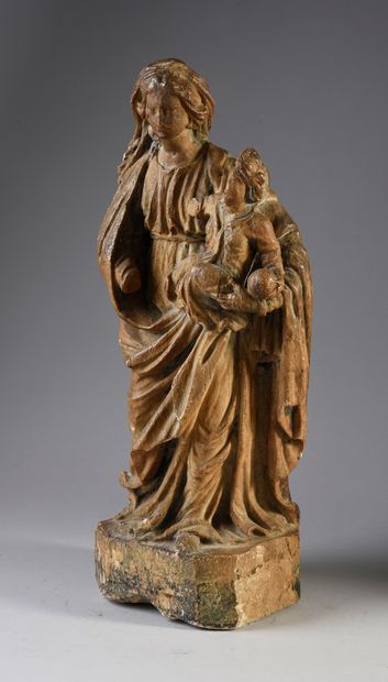 null Vierge à l'Enfant en albâtre sculpté, dos ébauché. Debout, Marie tient son enfant...